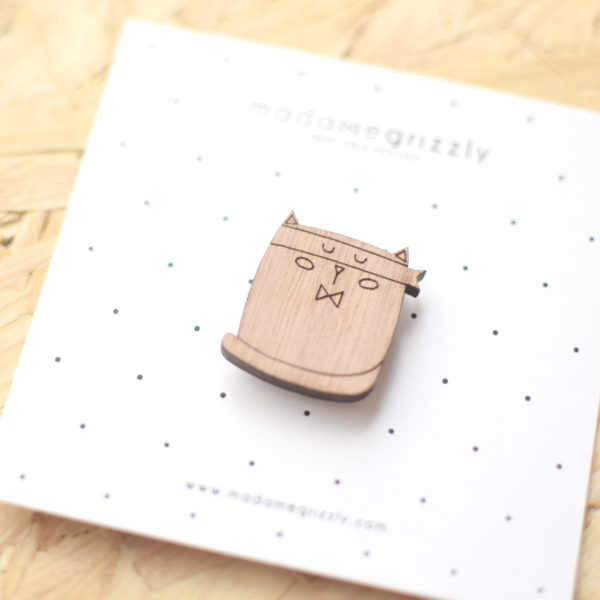 Broche en bois "Chat masqué"
