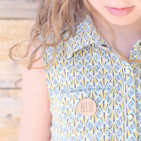 Broche en bois "Hello"