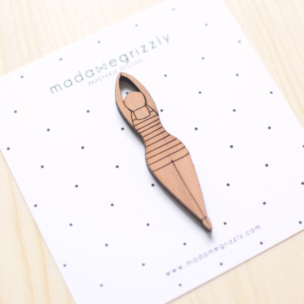 Broche en bois "Baigneuse"