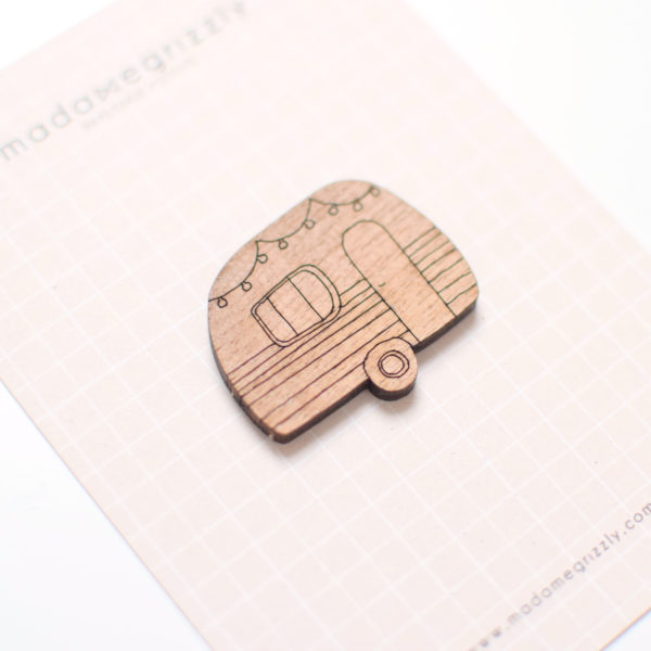 Broche en bois "Camping"