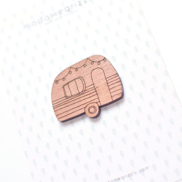 Broche en bois "Camping"